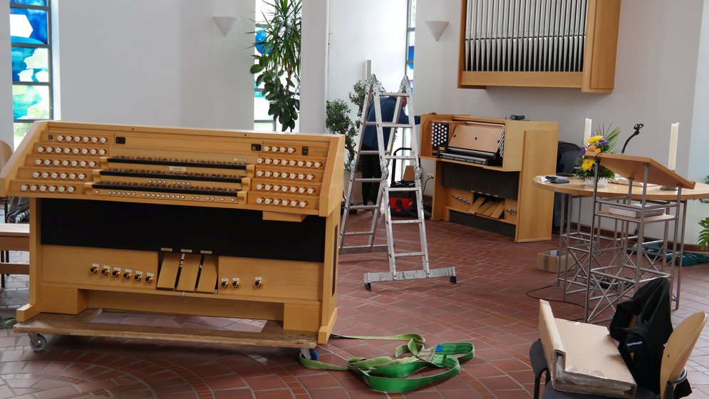 Vorgängermodell (rechts) wird abgebaut