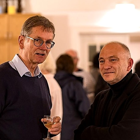 Zwei Pastoren im Gespräch bei einer Gemeindeveranstaltung