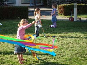 Kinder mit Regenbogenschleuder