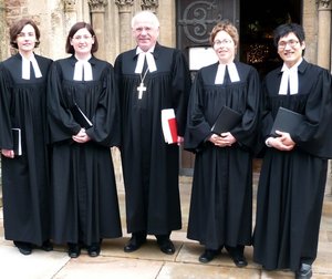 Ordination in Braunschweig: Melanie Schwerdtfeger, Sonja Achak, Landesbischof Weber, Lena und Jonas Stark (v.l.n.r.).