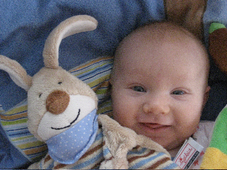 Babybasar Kleinkind in modischer Kleidung