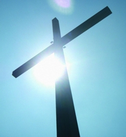 Blaues sonnenbeschienenes Kreuz